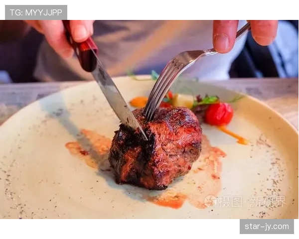 亚历克斯·摩根在家切牛排用的是镶钻刀叉？