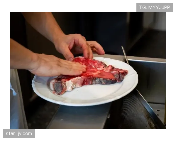 刷到林孝埈晒晚餐：牛排和私人厨师同框，我的外卖单都不好意思发了