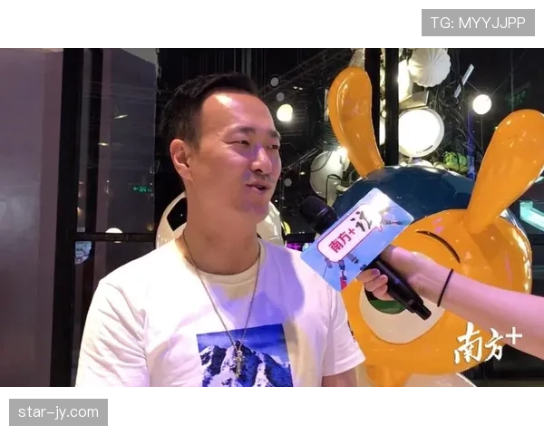 张家齐热身像走红毯，金链限量鞋一应俱全，球迷都在看造型不是看球