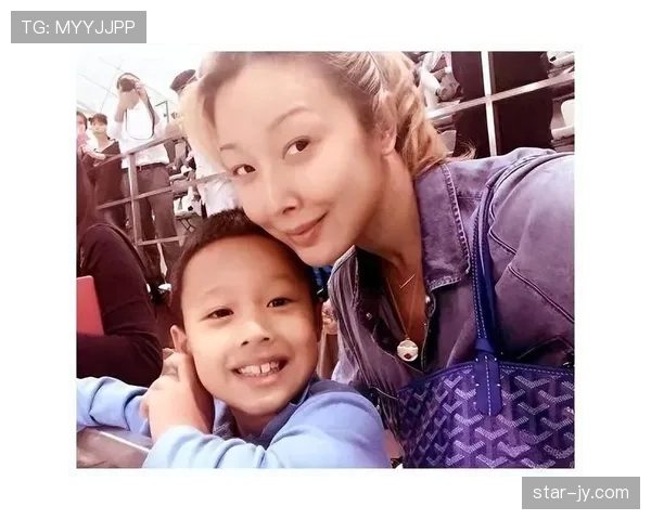 孙悦居然在家穿得比明星还豪气，那沙发一坐就是小时候梦都想不到的生活吧