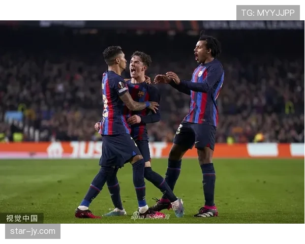 拉菲尼亚训练完直接去接娃，背的包比我一个月工资还贵